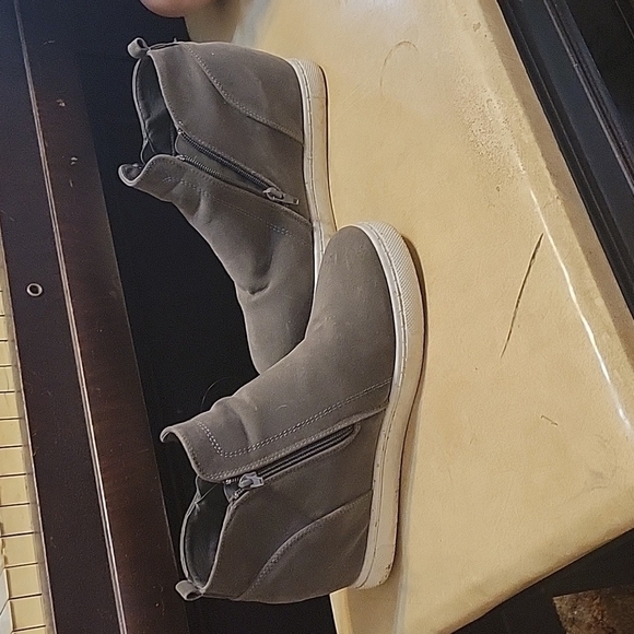 Hardly worn sz 10 Outwoods Grey suede tennis shoe wedges - Picture 3 of 6